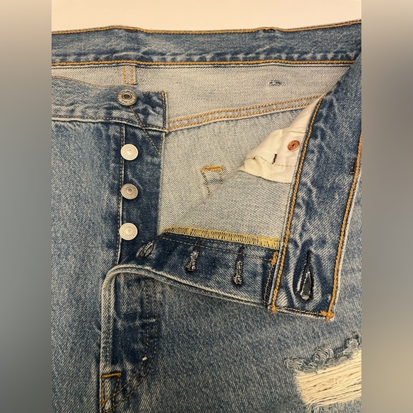 LEVI’S 501 MEN’S ORIGINAL RIPPED JEANS 40WX32L INSEAM 30 INCH MEDIUM WASH - Picture 9 of 16